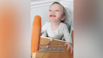 Photo of 見る：赤ちゃんが初めてアイスキャンデーを試す; 彼女の愛らしい反応はあなたを笑顔にさせます
